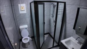 Un baño con ducha, inodoro y lavabo. en Jetsetter's Haven, en Nadi