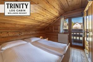 Letto o letti in una camera di TRINITY Log Cabin Wellness resort
