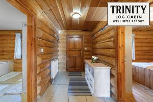 Foto dalla galleria di TRINITY Log Cabin Wellness resort a Štrba