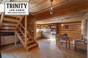Kuchyň nebo kuchyňský kout v ubytování TRINITY Log Cabin Wellness resort