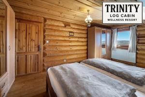 Postel nebo postele na pokoji v ubytování TRINITY Log Cabin Wellness resort