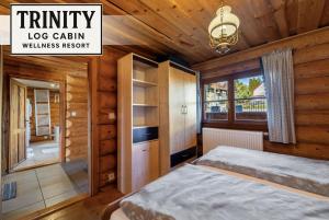 Letto o letti in una camera di TRINITY Log Cabin Wellness resort