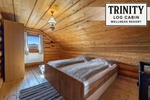 Letto o letti in una camera di TRINITY Log Cabin Wellness resort