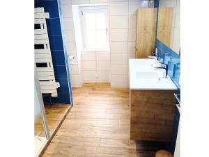 a bathroom with two sinks and a mirror at Gîte de l'Église de la Pommeraie in La Pommeraie-sur-Sèvre +27 photos