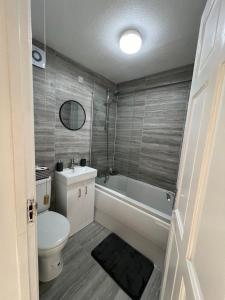 Koupelna v ubytování Hamilton House + 5 fotografií