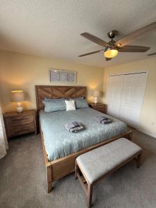 Un dormitorio con una cama y un ventilador de techo. en Amazing Retreat at Lake Berkley, en Kissimmee