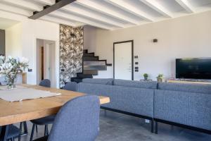 a living room with a table and blue chairs at Villa Vento in Colico