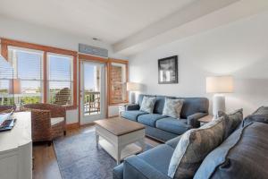 una sala de estar con un sofá y una mesa en OBX Dream, en Nags Head