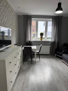 Televízia a/alebo spoločenská miestnosť v ubytovaní Apartament ToTuGdynia 2