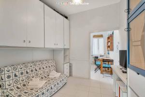 een woonkamer met een bank en een keuken bij La Goletta, Terre Marine in La Spezia +7 foto's