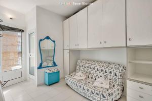 een woonkamer met een bank en een spiegel bij La Goletta, Terre Marine in La Spezia