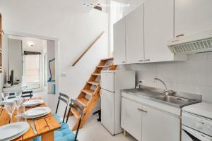 een keuken met een tafel, een wastafel en een koelkast bij La Goletta, Terre Marine in La Spezia