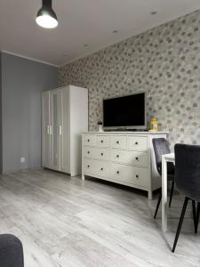Televízia a/alebo spoločenská miestnosť v ubytovaní Apartament ToTuGdynia 2