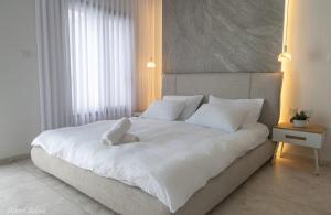 Ένα ή περισσότερα κρεβάτια σε δωμάτιο στο סבן דרים - Seven Dream - וילת 5 חדרי שינה ובריכה פרטית מחוממת