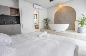 Ένα ή περισσότερα κρεβάτια σε δωμάτιο στο סבן דרים - Seven Dream - וילת 5 חדרי שינה ובריכה פרטית מחוממת