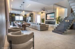 a living room with a couch and a dining room at סבן דרים - Seven Dream - וילת 5 חדרי שינה ובריכה פרטית in Shahar