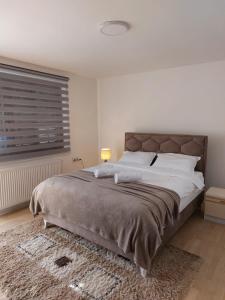 Ένα ή περισσότερα κρεβάτια σε δωμάτιο στο R Apartments