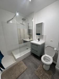 Koupelna v ubytování Le Confidentiel avec parking