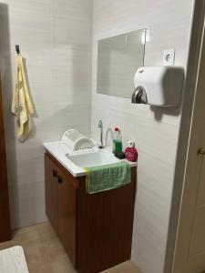 a bathroom with a sink and a mirror at Habitaciones Espacio in Corbera de Alcira