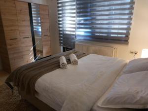 Ένα ή περισσότερα κρεβάτια σε δωμάτιο στο R Apartments
