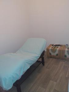 ラヴラネにあるAppartement 2 chambres et salon de massageのボックス付きの部屋のベッド1台