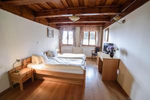 Postel nebo postele na pokoji v ubytování Hotel Alpská vyhlídka