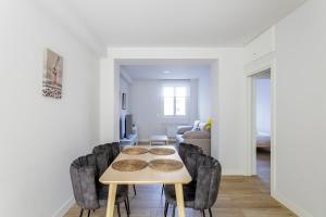 a dining room with a table and chairs at Epalza apartment by People Rentals in Bilbao +20 photos