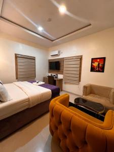 سرير أو أسرّة في غرفة في Triple J Universal Hotel and Suites