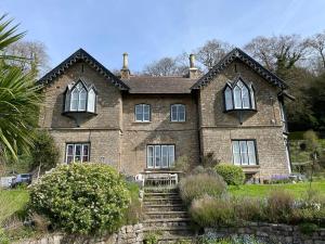 una vieja casa de ladrillo con escaleras delante en Rural Victorian Mansion, en Wrington