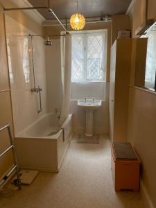 Un baño con bañera, lavabo y ducha. en Rural Victorian Mansion, en Wrington 46 fotos más