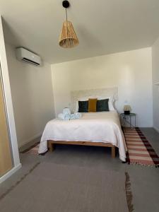 Ένα ή περισσότερα κρεβάτια σε δωμάτιο στο Casa Bamboo central Funchal Villa