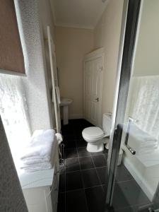 Et badeværelse på Puffins Nest, close to Tunnels Beach & Harbour with Parking + 4 billeder