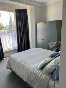 En eller flere senge i et værelse på Puffins Nest, close to Tunnels Beach & Harbour with Parking