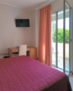 A bed or beds in a room at Al Flor