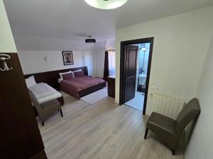 Ένα ή περισσότερα κρεβάτια σε δωμάτιο στο Pensiunea Public House