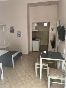 a living room with a table and a kitchen at Aquastelle est 2021 in Neos Marmaras