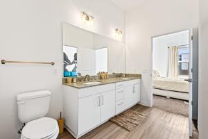 Um banheiro em Modern Apt in Grant Park Steps from BeltLine with Free Secure Garage Parking