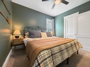 una camera da letto con un letto e un ventilatore a soffitto di Chic Lakeside Retreat Steps from the Beach a Cleveland