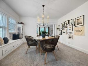 una sala da pranzo con tavolo e sedie di Chic Lakeside Retreat Steps from the Beach a Cleveland