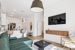 Uma TV ou centro de entretenimento em Modern Apt in Grant Park Steps from BeltLine with Free Secure Garage Parking