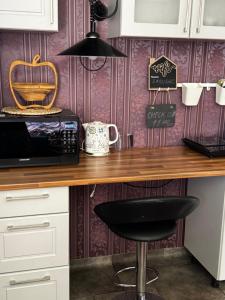 Η κουζίνα ή μικρή κουζίνα στο Luxurious En-suit room with Sauna