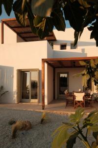 an external view of a house with a table at Mazi Paros in Aliki