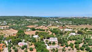 una vista aerea di una città con case e alberi di Corte Artemide a Ostuni