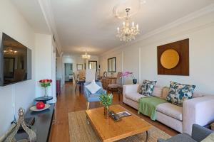 Μια τηλεόραση ή/και κέντρο ψυχαγωγίας στο Cape Royale Luxury Apartments by Stay In Luxury