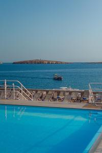 Bazén v ubytování Gillieru Harbour Hotel nebo v jeho okolí