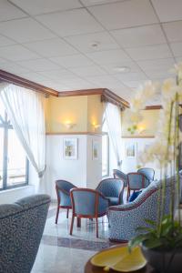 Posezení v ubytování Gillieru Harbour Hotel