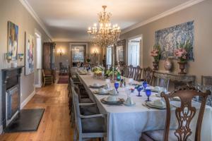 une salle à manger avec une grande table, des chaises et un lustre dans l'établissement Quinta de Sao Tadeu, à Sintra