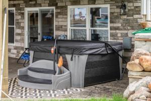 Φωτογραφία από το άλμπουμ του Lakeview Retreat, 6BR with Hot Tub Bliss σε Brooklyn