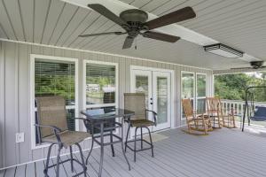 porche con mesa, sillas y ventilador de techo en Riverfront Family Retreat with Yard in Saint Amant, en Port Vincent