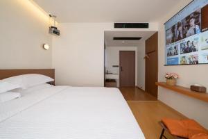 Mountain and Bamboo Holiday Homestay Zhangjiajie Forest Park Branch客房内的一张或多张床位